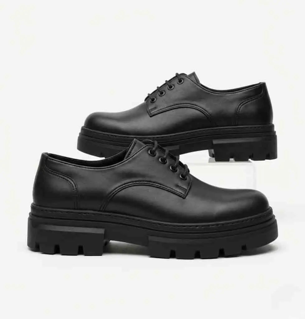 V1 Chunky Black Shoes